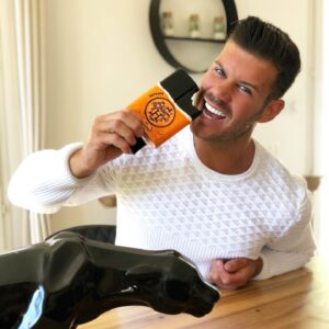 Florent Ré Instagram - tellement content d’avoir reçu ma sculpture Malab’Art au goût Hermès 
En Resine et peinte à la main par l’artiste @rakelwajnberg 
Pièce unique 
Qui est arrivée chez moi

Et vous les amis vous aimez les MALABARS ? 
#malabar #hermes #hermès #art #artist #magique #tropcontent