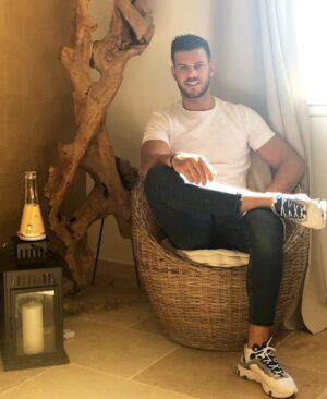 Florent Ré Instagram - Journée détente à la maison, un grand merci à @____pureessence____  pour le diffuseur d’huiles essentielles
Vous faites quoi de votre dimanche les loulous ?