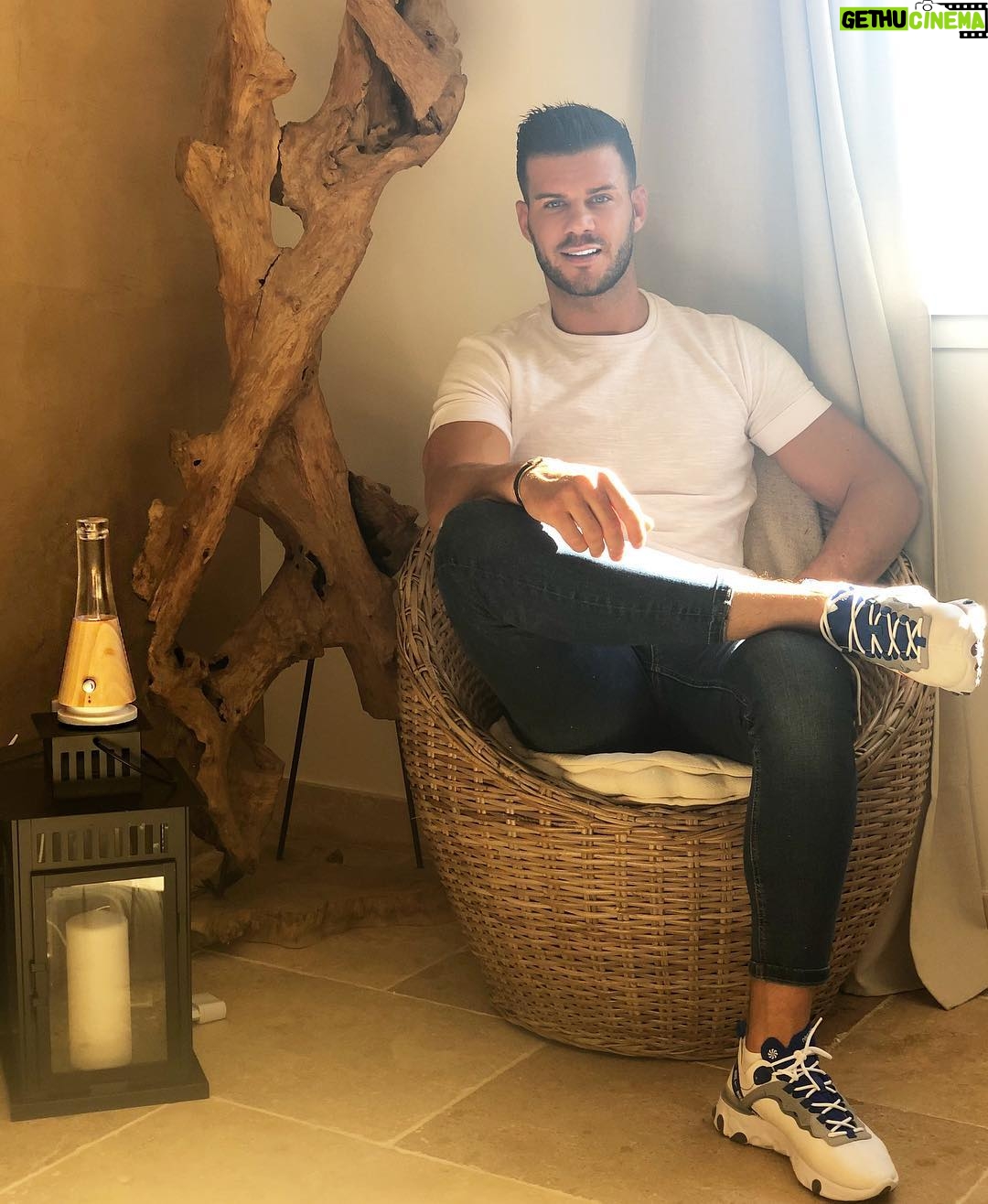 Florent Ré - 5.5K Likes - Journée détente à la maison, un grand merci à @____pureessence____ pour le diffuseur d’huiles essentielles
Vous faites quoi de votre dimanche les loulous ?