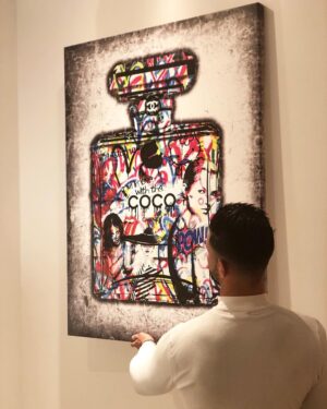 Florent Ré Instagram - Un grand merci à ma petite femme pour ce magnifique tableau  @thepoplace  ça pas été facile à l’accrocher au mur vu sa dimension 120 *90 
Je suis un petit bricoleur et vous ???
#tableau #cocochanel #parfum