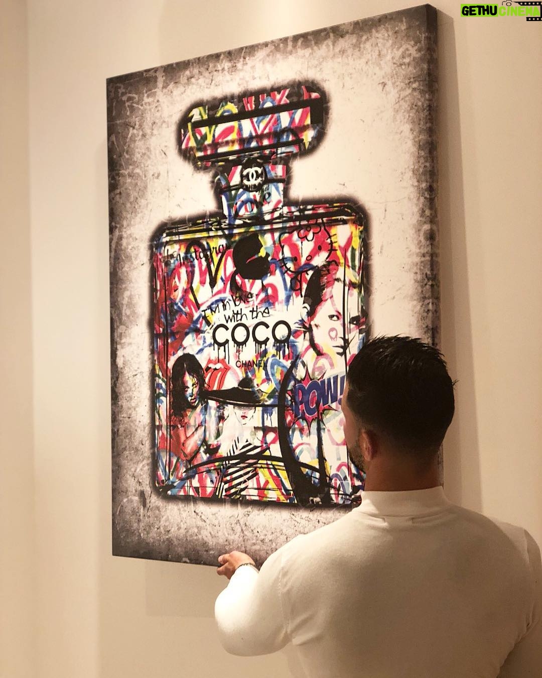 Florent Ré - 3.5K Likes - Un grand merci à ma petite femme pour ce magnifique tableau @thepoplace ça pas été facile à l’accrocher au mur vu sa dimension 120 *90
Je suis un petit bricoleur et vous ???
#tableau #cocochanel #parfum