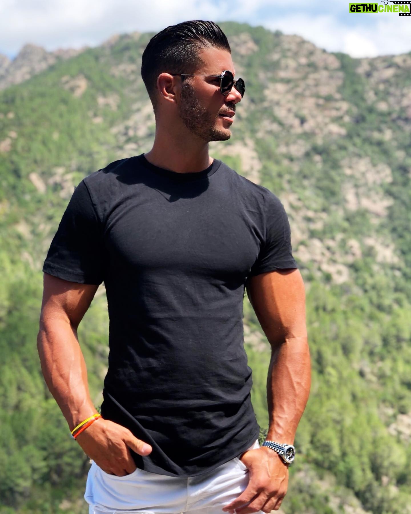 Florent Ré - 3.8K Likes - Elle est tellement belle la CORSE
La Montagne comme la MER des paysages à couper le souffle
#corse #corse_ile_de_beaute #magnifique #love