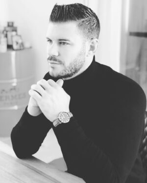 Florent Ré Instagram - Hello les Amis
Bon plan du jour 😉😉 @danielwellington 
Les fêtes approchent et vous manquez d’idées ?!
Un conseil : rdv sur le site www.danielwellington.com ➡Vous pourrez y retrouver le modèle que je porte ;) mais surtout plein d’autres exceptionnellement à -50% à l’occasion de Black Friday !! Attention c’est pas fini, ma petite touche perso est que vous bénéficierez de 15% supplémentaires sur tous les prix en utilisant mon code : FLORENTRE 🎉

LACHEZ-VOUS ! 🥳

#ad#danielwellington
