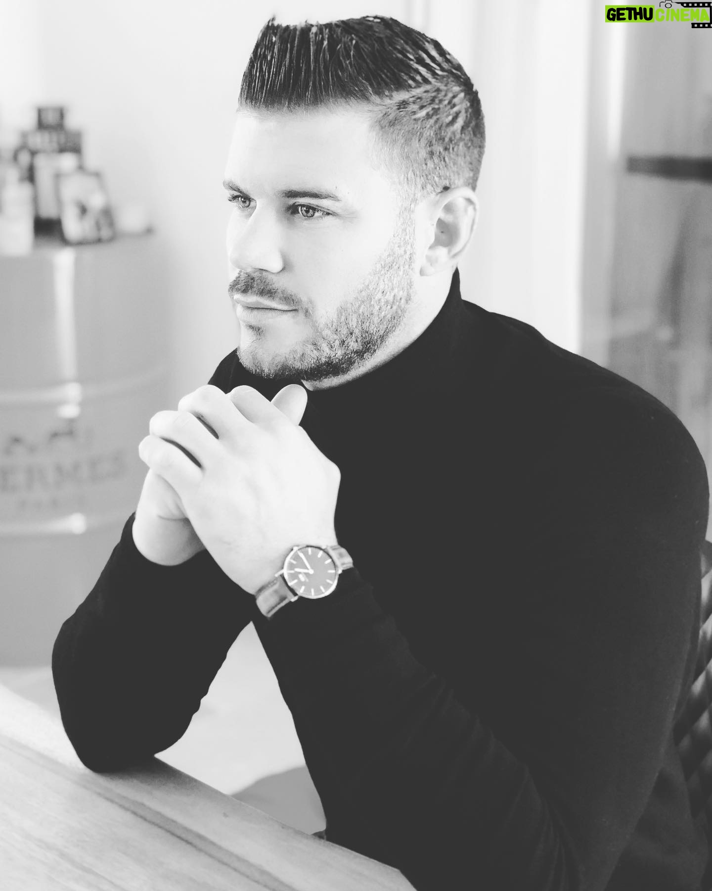 Florent Ré - 3.8K Likes - Hello les Amis
Bon plan du jour 😉😉 @danielwellington
Les fêtes approchent et vous manquez d’idées ?!
Un conseil : rdv sur le site www.danielwellington.com ➡Vous pourrez y retrouver le modèle que je porte ;) mais surtout plein d’autres exceptionnellement à -50% à l’occasion de Black Friday !! Attention c’est pas fini, ma petite touche perso est que vous bénéficierez de 15% supplémentaires sur tous les prix en utilisant mon code : FLORENTRE 🎉
LACHEZ-VOUS ! 🥳
#ad#danielwellington