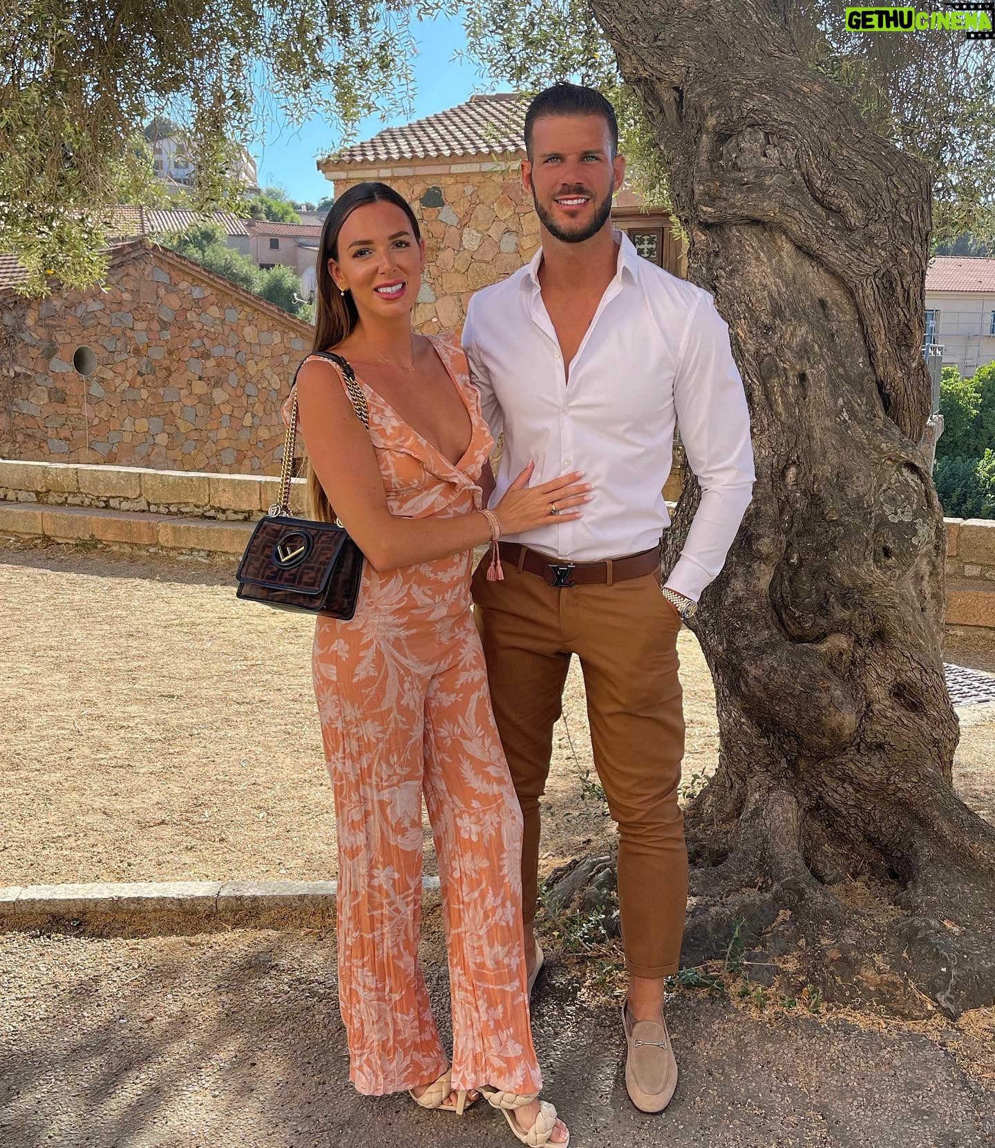 Florent Ré - 4.9K Likes - Je t’aime pour ce que tu es mais pas uniquement .
Je t’aime pour ce que je suis quand nous sommes ensemble ♥️ @yvane_jhn
#love #amour #mariage #heureux #corse