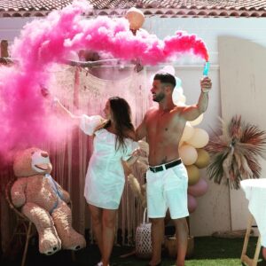 Florent Ré Instagram - Un homme heureux 
#famille #enfant #princesse #love 
#couplegoals