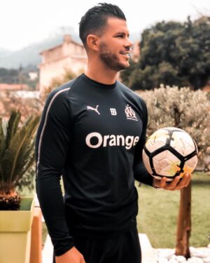 Florent Ré Instagram - Le plaisir d’un Marseillais 
C’est le Pastis 
Sa religion le Football
Son dieu L’OM 
N’y toucher PAS 
Un grand merci au frérot @gregorysertic 
#fucklesrageux 
#olympiquedemarseille #gregorysertic 
#force #famille
