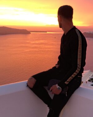 Florent Ré Instagram - -Vis en ne laissant aucun coucher de soleil t’échapper!!!
#santorin #coucherdesoleil #coucherdesoleil🌅 #magnifique #amour #femmedemavie #love