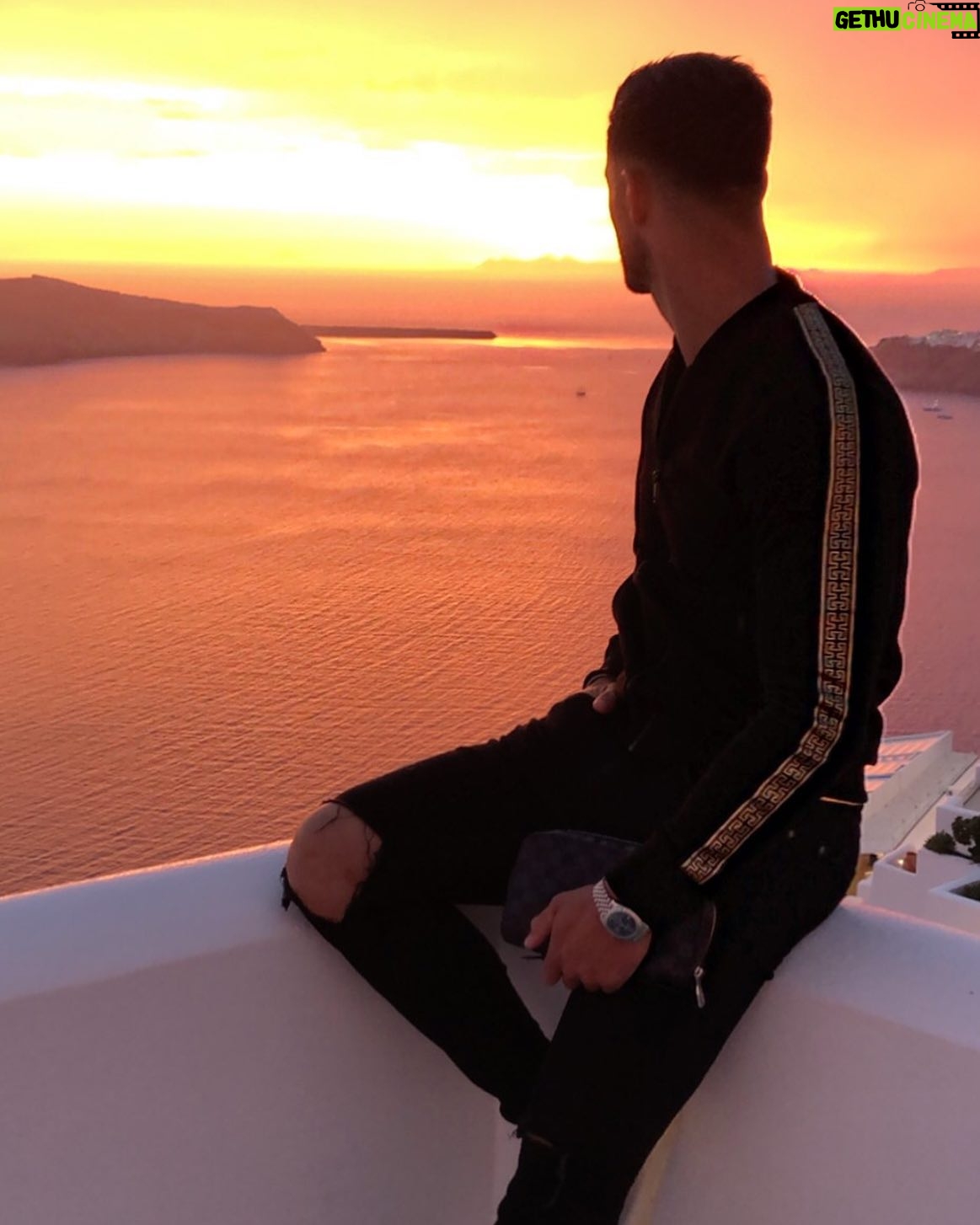 Florent Ré - 3.2K Likes - -Vis en ne laissant aucun coucher de soleil t’échapper!!!
#santorin #coucherdesoleil #coucherdesoleil🌅 #magnifique #amour #femmedemavie #love
