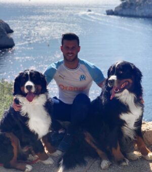 Florent Ré Instagram - Trop bonne balade a la calanque de CASSIS avec les 2 boubous et ma petite femme . 
Un dimanche ensoleillé...préparation pour le Match ce soir 
OM - Saint-Étienne
et vous les loulous vous avez fait quoi aujourd’hui?
#cassis #calanquedecassis #bouvierbernois #amour #famille #heureux #mer #soleil #olympiquedemarseille #gregorysertic