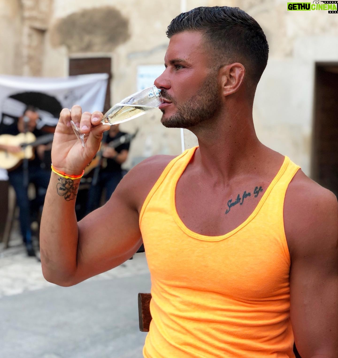 Florent Ré - 8.1K Likes - Bisous du plus bel endroit au monde « la CORSE »