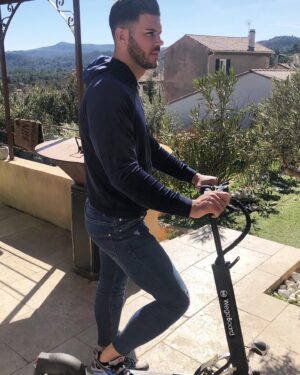 Florent Ré Instagram - ✨Grand jeu concours✨

Gagne une superbe trottinette électrique tout terrain d’une valeur de 999€ 🛴

Voici les conditions pour participer au jeu concours : ✅ Follow @wegoboard ✅ Follow me @florent_re ✅ Like cette photo ✅ Tag 3 amis par commentaire ➡️ Bonus : partage ce post en story ... 🍀Le tirage au sort et le nom du gagnant sera annoncé le 10 mars !

En attendant, profitez en ce moment de promos exceptionnelles sur le site wegoboard.com
📦 Livraison offerte en 24h
Ou RDV en boutique au 168 boulevard voltaire Paris 11e 
À vous de jouer les Loulous 💪