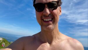 Florian David Fitz Instagram - Die Zugspitze hab ich um etwa 13 km verfehlt. Die war über der anderen Schulter. Hab ich nicht gesehen. Oh Gott! Brauch ich ne Lesebrille???