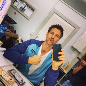 Florian David Fitz Instagram - Ich bekomm ein Toupet. Wir haben die Augenbrauen von Martin Walser genommen. #testosteronnachhilfe