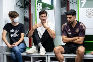 Florian David Fitz Instagram - Endlich ein Experte vor Ort. Ich erkläre Emre gerade Abseits. @dfb #nagelsmannrufgernean #fallsdufragenhast #wochenendrebellen @dfb_team