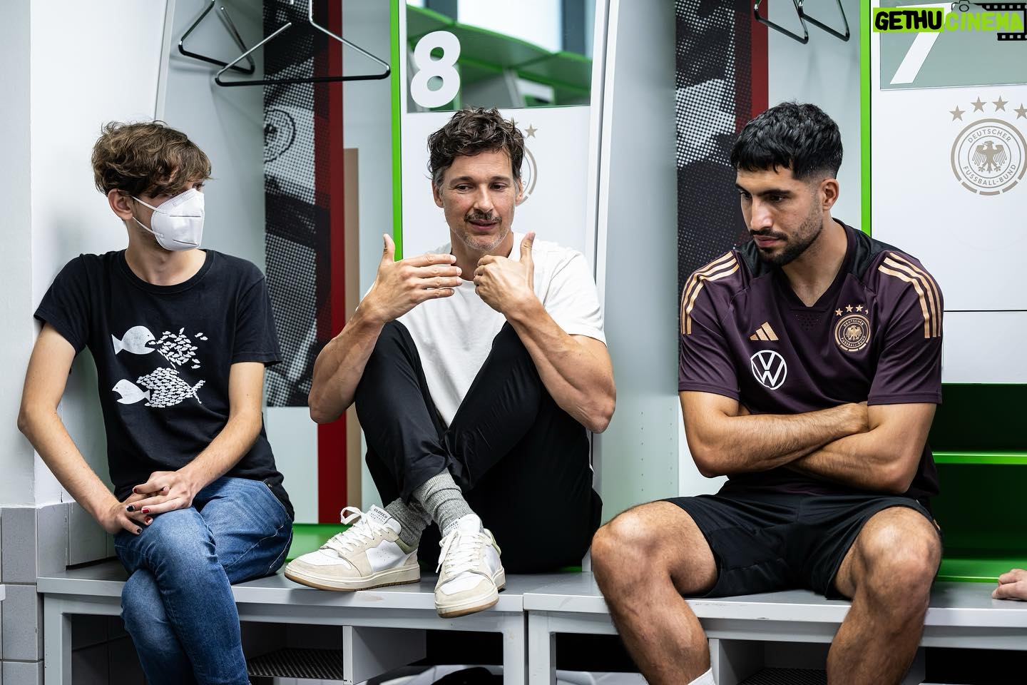 Florian David Fitz - 16K Likes - Endlich ein Experte vor Ort. Ich erkläre Emre gerade Abseits. @dfb #nagelsmannrufgernean #fallsdufragenhast #wochenendrebellen @dfb_team