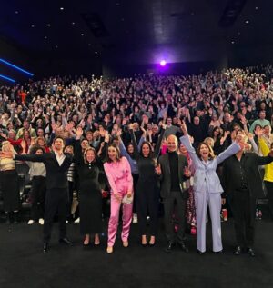 Florian David Fitz Instagram - Yaaaay! Endlich wieder Familienduell bei Berger-Böttchers! Per Nachnahme direkt zu Euch im Kino! @constantinfilm