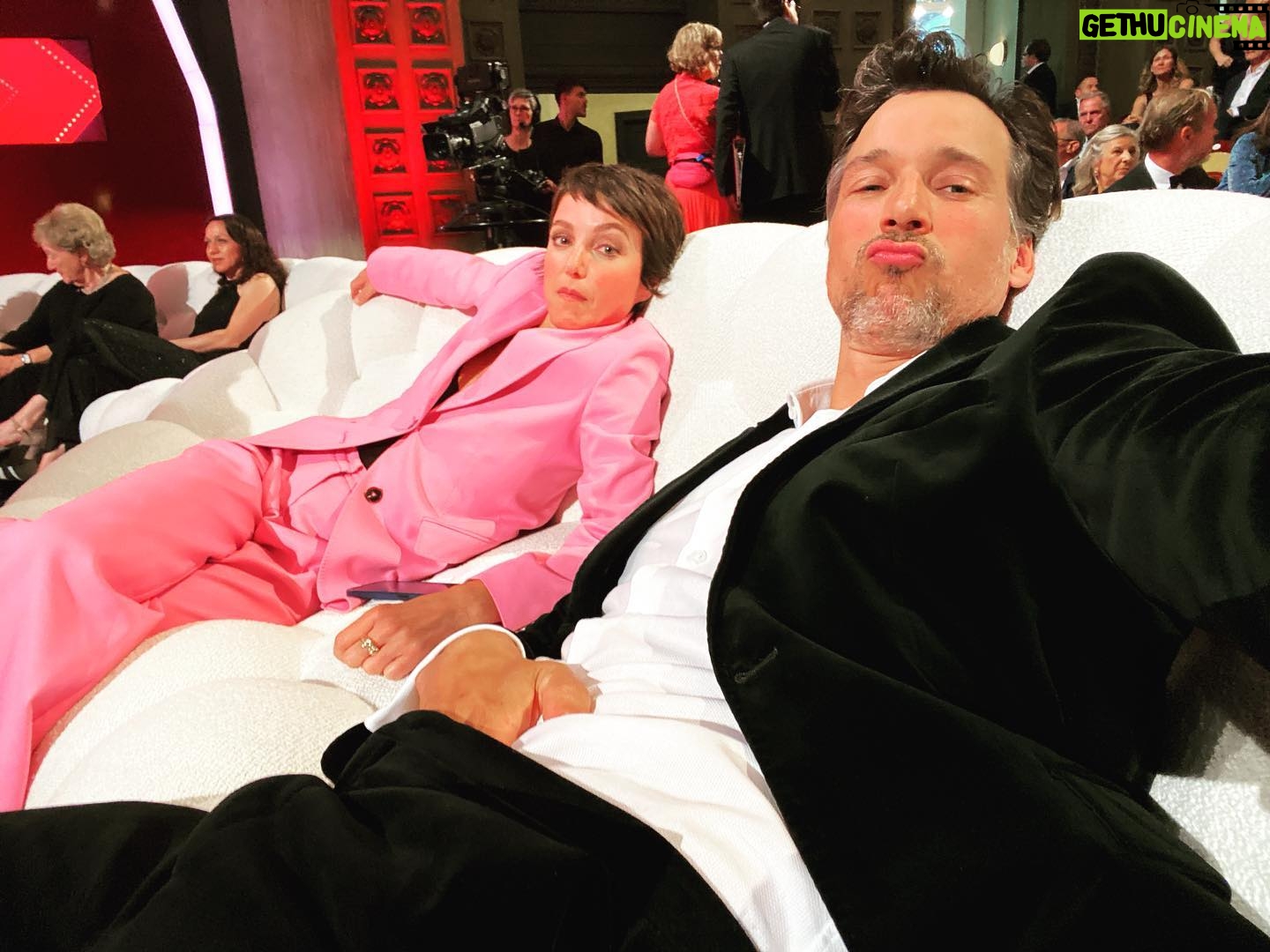Florian David Fitz - 17.3K Likes - Mutti und Vati auf der Liegecouch beim bayrischen Filmpreis. Toi toi toi.