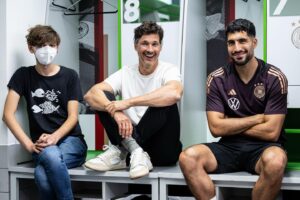 Florian David Fitz Instagram - Endlich ein Experte vor Ort. Ich erkläre Emre gerade Abseits. @dfb #nagelsmannrufgernean #fallsdufragenhast #wochenendrebellen @dfb_team