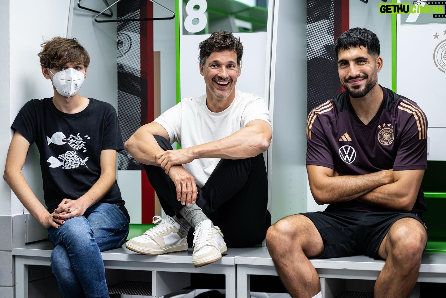 Florian David Fitz - 16K Likes - Endlich ein Experte vor Ort. Ich erkläre Emre gerade Abseits. @dfb #nagelsmannrufgernean #fallsdufragenhast #wochenendrebellen @dfb_team