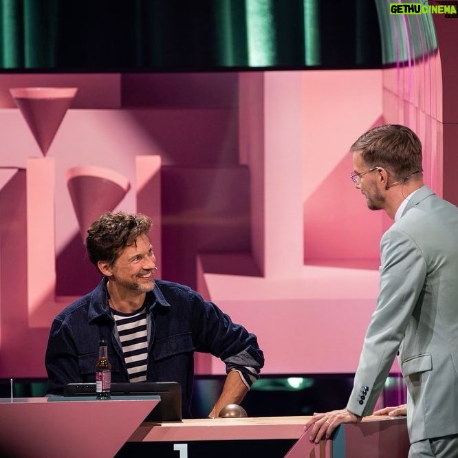Florian David Fitz - 27.8K Likes - Ich hab versucht, Matthias zu einem Spieleabend zu überreden. DAS ist draus geworden. #jokoziehdichwarman #werstiehltmirdieshow #neuestaffelabsonntag