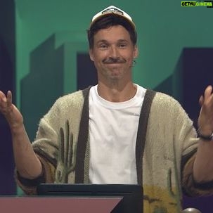 Florian David Fitz - 19.8K Likes - Letzte Runde! Letzte Chance! Bevor ich als Tonmann ende, kneife ich noch mal die Arschbacken zusammen und fülle die anderen ab! Wish me luck, everybody. #rettetmeineehre #achwas #scheissaufehre #hauptsacheichgewinne @hazelsgonnahaze @matthiasschweighoefer @officiallyjokoturbo