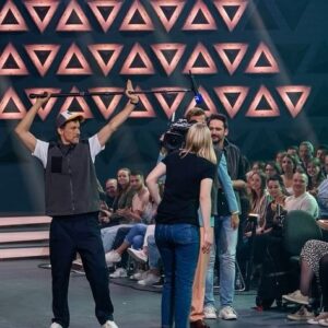 Florian David Fitz Instagram - Letzte Runde! Letzte Chance! Bevor ich als Tonmann ende, kneife ich noch mal die Arschbacken zusammen und fülle die anderen ab! Wish me luck, everybody. #rettetmeineehre #achwas #scheissaufehre #hauptsacheichgewinne @hazelsgonnahaze @matthiasschweighoefer @officiallyjokoturbo