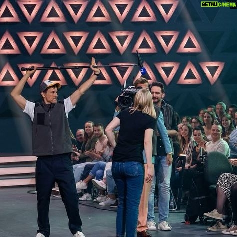 Florian David Fitz - 19.8K Likes - Letzte Runde! Letzte Chance! Bevor ich als Tonmann ende, kneife ich noch mal die Arschbacken zusammen und fülle die anderen ab! Wish me luck, everybody. #rettetmeineehre #achwas #scheissaufehre #hauptsacheichgewinne @hazelsgonnahaze @matthiasschweighoefer @officiallyjokoturbo