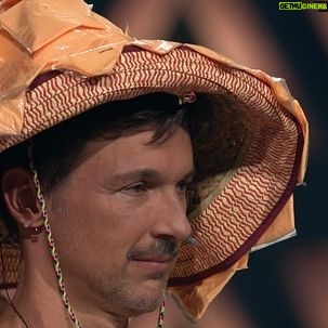 Florian David Fitz - 19.8K Likes - Letzte Runde! Letzte Chance! Bevor ich als Tonmann ende, kneife ich noch mal die Arschbacken zusammen und fülle die anderen ab! Wish me luck, everybody. #rettetmeineehre #achwas #scheissaufehre #hauptsacheichgewinne @hazelsgonnahaze @matthiasschweighoefer @officiallyjokoturbo