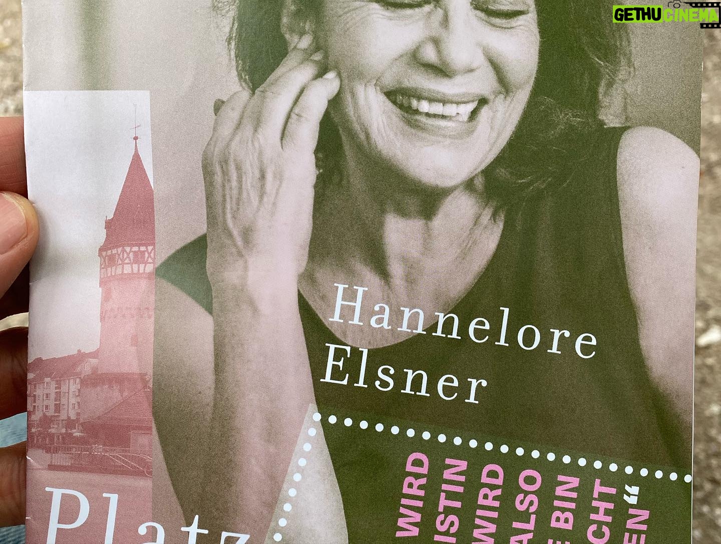 Florian David Fitz - 18.2K Likes - Hannelore hat einen Platz bekommen! Pass gut auf sie auf, Frankfurt! Mach was draus. Hannelore ist ein Geschenk. #nicofloriirisoskarliebendich