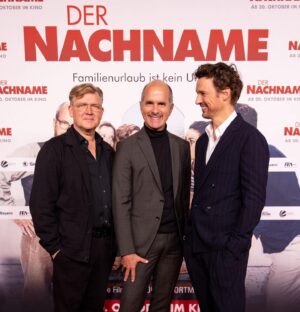 Florian David Fitz Instagram - Yaaaay! Endlich wieder Familienduell bei Berger-Böttchers! Per Nachnahme direkt zu Euch im Kino! @constantinfilm
