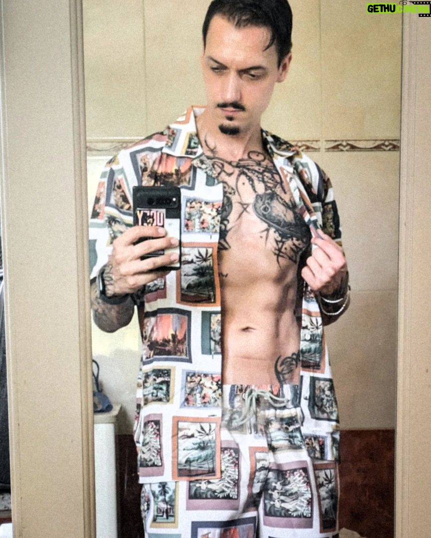 Florian Diedrich - 14.5K Likes - 1 - Griechischer Philosoph auf Krankenhaus & OP-Drip angelehnt... Is'n Fit, würde ich sagen. 😅😮💨
2 - Never go full Anime Villain...
3 - Aufnahmen der Deutschen Songs laufen. Album kann sicherlich noch im Juli kommen. Wird ganz geil.
4 - Work in Progress
5 - Neues Projekt für IDR... 20% des Gewinns durch Sad People Society Produkte werden immer, jeden Monat an Organisationen zur Suizidprävention gespendet. Nächster @i.died.rich Drop kommt schon sehr bald!!!
6 - Trick, den ich dieses Jahr unbedingt sicher beherrschen will ist der "Strawberry Milkshake". Finde den wahnsinnig ästhetisch & ich glaub den krieg ich bald sicher hin.
7 - Hot Summer Drip...
8 - Zur Entspannung trägt er die Gesichter seiner Opfer...
9 - Neuer Anzug aus dem @adlershofer_fundus
10 - Irgendwie sieht einer von uns beiden deutlich entspannter aus als der Andere... Hmmm...