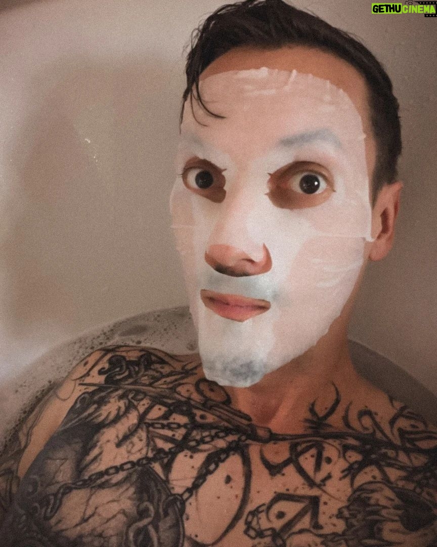 Florian Diedrich - 14.5K Likes - 1 - Griechischer Philosoph auf Krankenhaus & OP-Drip angelehnt... Is'n Fit, würde ich sagen. 😅😮💨
2 - Never go full Anime Villain...
3 - Aufnahmen der Deutschen Songs laufen. Album kann sicherlich noch im Juli kommen. Wird ganz geil.
4 - Work in Progress
5 - Neues Projekt für IDR... 20% des Gewinns durch Sad People Society Produkte werden immer, jeden Monat an Organisationen zur Suizidprävention gespendet. Nächster @i.died.rich Drop kommt schon sehr bald!!!
6 - Trick, den ich dieses Jahr unbedingt sicher beherrschen will ist der "Strawberry Milkshake". Finde den wahnsinnig ästhetisch & ich glaub den krieg ich bald sicher hin.
7 - Hot Summer Drip...
8 - Zur Entspannung trägt er die Gesichter seiner Opfer...
9 - Neuer Anzug aus dem @adlershofer_fundus
10 - Irgendwie sieht einer von uns beiden deutlich entspannter aus als der Andere... Hmmm...