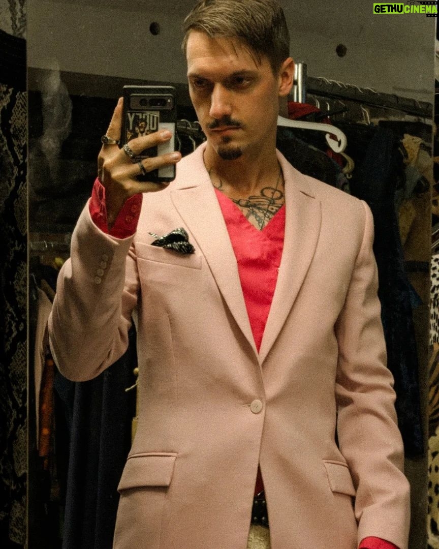 Florian Diedrich - 14.5K Likes - 1 - Griechischer Philosoph auf Krankenhaus & OP-Drip angelehnt... Is'n Fit, würde ich sagen. 😅😮💨
2 - Never go full Anime Villain...
3 - Aufnahmen der Deutschen Songs laufen. Album kann sicherlich noch im Juli kommen. Wird ganz geil.
4 - Work in Progress
5 - Neues Projekt für IDR... 20% des Gewinns durch Sad People Society Produkte werden immer, jeden Monat an Organisationen zur Suizidprävention gespendet. Nächster @i.died.rich Drop kommt schon sehr bald!!!
6 - Trick, den ich dieses Jahr unbedingt sicher beherrschen will ist der "Strawberry Milkshake". Finde den wahnsinnig ästhetisch & ich glaub den krieg ich bald sicher hin.
7 - Hot Summer Drip...
8 - Zur Entspannung trägt er die Gesichter seiner Opfer...
9 - Neuer Anzug aus dem @adlershofer_fundus
10 - Irgendwie sieht einer von uns beiden deutlich entspannter aus als der Andere... Hmmm...