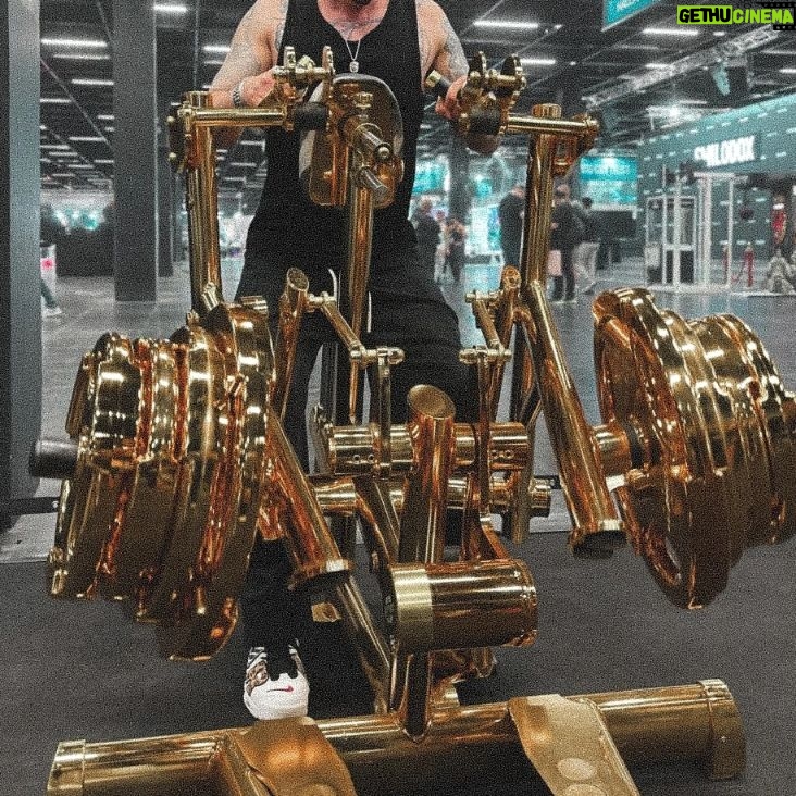 Florian Diedrich - 6.7K Likes - 1 - Hätte gern ein Gym komplett in dem Style 😂🌟
2 - Live on Stage 🙆🏻♂️
3 - Ich als PS2 Game Charakter 🎮
4 - Boxautomat auseinandernehmen 🥊
5 - Fahrstuhl-Selfie 🤳🏻
6 - Trippy... 💥 In diesem Fahrstuhl muss man auch nüchtern sein, sonst wird's echt heftig 🤣
7 - PS2 Selfie 🤳🏻
8 - MATHEMANN 🔢
9 - Social Media is Fake... 💪🏻
10 - Händchen halten 🐾