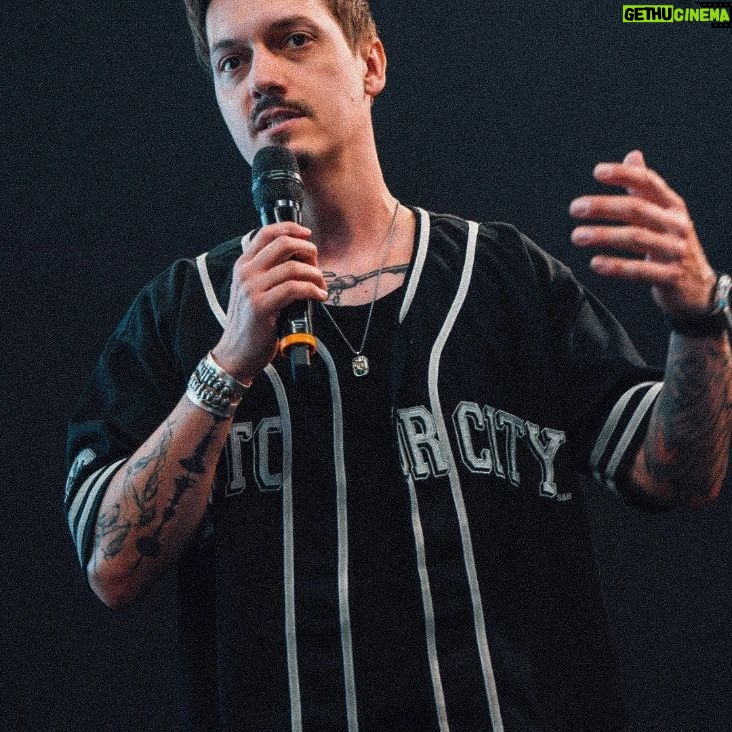 Florian Diedrich - 6.7K Likes - 1 - Hätte gern ein Gym komplett in dem Style 😂🌟
2 - Live on Stage 🙆🏻♂️
3 - Ich als PS2 Game Charakter 🎮
4 - Boxautomat auseinandernehmen 🥊
5 - Fahrstuhl-Selfie 🤳🏻
6 - Trippy... 💥 In diesem Fahrstuhl muss man auch nüchtern sein, sonst wird's echt heftig 🤣
7 - PS2 Selfie 🤳🏻
8 - MATHEMANN 🔢
9 - Social Media is Fake... 💪🏻
10 - Händchen halten 🐾