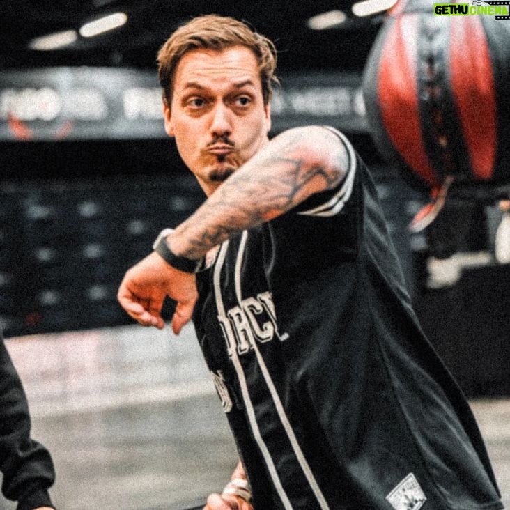 Florian Diedrich - 6.7K Likes - 1 - Hätte gern ein Gym komplett in dem Style 😂🌟
2 - Live on Stage 🙆🏻♂️
3 - Ich als PS2 Game Charakter 🎮
4 - Boxautomat auseinandernehmen 🥊
5 - Fahrstuhl-Selfie 🤳🏻
6 - Trippy... 💥 In diesem Fahrstuhl muss man auch nüchtern sein, sonst wird's echt heftig 🤣
7 - PS2 Selfie 🤳🏻
8 - MATHEMANN 🔢
9 - Social Media is Fake... 💪🏻
10 - Händchen halten 🐾