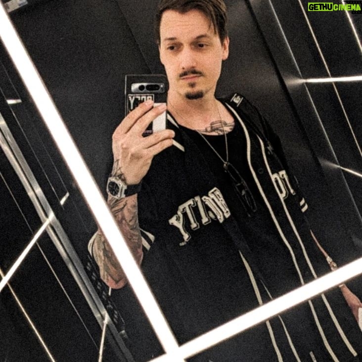 Florian Diedrich - 6.7K Likes - 1 - Hätte gern ein Gym komplett in dem Style 😂🌟
2 - Live on Stage 🙆🏻♂️
3 - Ich als PS2 Game Charakter 🎮
4 - Boxautomat auseinandernehmen 🥊
5 - Fahrstuhl-Selfie 🤳🏻
6 - Trippy... 💥 In diesem Fahrstuhl muss man auch nüchtern sein, sonst wird's echt heftig 🤣
7 - PS2 Selfie 🤳🏻
8 - MATHEMANN 🔢
9 - Social Media is Fake... 💪🏻
10 - Händchen halten 🐾