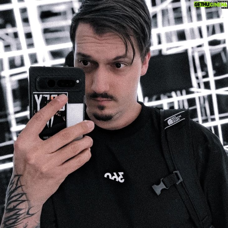 Florian Diedrich - 6.7K Likes - 1 - Hätte gern ein Gym komplett in dem Style 😂🌟
2 - Live on Stage 🙆🏻♂️
3 - Ich als PS2 Game Charakter 🎮
4 - Boxautomat auseinandernehmen 🥊
5 - Fahrstuhl-Selfie 🤳🏻
6 - Trippy... 💥 In diesem Fahrstuhl muss man auch nüchtern sein, sonst wird's echt heftig 🤣
7 - PS2 Selfie 🤳🏻
8 - MATHEMANN 🔢
9 - Social Media is Fake... 💪🏻
10 - Händchen halten 🐾