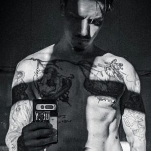 Florian Diedrich Instagram - 1 - Fand den Schatten geil... 😏 
2 - mein Baby... Fahre ihn ja nicht oft, aber stelle immer wieder fest, wie extrem ich an dem Karren hänge. War mein erstes Auto, das ich mir selbst nach Jahren des Sparens aus Studentenjobs und den ersten Jahren YouTube für damals knapp 14K gekauft habe... bis heute glaube ich, der Typ hat den Preis nur gemacht, weil ich ihn über Wochen so krass genervt habe 😅 
3 - Musik hören im Auto. Hittet manchmal einfach anders. Kennt ihr das? Wenn plötzlich gefühlt jeder Song in eurer Lieblings-Playlist ein Sinnbild für euer Leben ist? 🫠 
4 - richtiger Alman-Sonntag gewesen, ich sag's euch. 
5 - Seilklettern mehr trainieren um auf Berliner Obstacle Run vorbereitet zu sein 💪🏻 
6 - Neue PopPunk Single HIDE ist jetzt raus! Hört mal rein, überall, wo es Musik gibt! 
7 - Selbstbildnis 
8 - Selbstbildnis ganz 
9 - Schwarz ausgelaufen... Ging auch nach 15 Minuten schrubben nicht ab... 🙄 Also Vorsicht mit Nachfüllfarben 😂 
10 - obligatorisches Spiegel-Selfie muss.