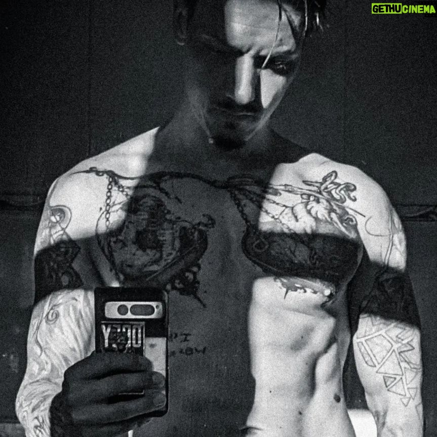 Florian Diedrich - 7.1K Likes - 1 - Fand den Schatten geil... 😏
2 - mein Baby... Fahre ihn ja nicht oft, aber stelle immer wieder fest, wie extrem ich an dem Karren hänge. War mein erstes Auto, das ich mir selbst nach Jahren des Sparens aus Studentenjobs und den ersten Jahren YouTube für damals knapp 14K gekauft habe... bis heute glaube ich, der Typ hat den Preis nur gemacht, weil ich ihn über Wochen so krass genervt habe 😅
3 - Musik hören im Auto. Hittet manchmal einfach anders. Kennt ihr das? Wenn plötzlich gefühlt jeder Song in eurer Lieblings-Playlist ein Sinnbild für euer Leben ist? 🫠
4 - richtiger Alman-Sonntag gewesen, ich sag's euch.
5 - Seilklettern mehr trainieren um auf Berliner Obstacle Run vorbereitet zu sein 💪🏻
6 - Neue PopPunk Single HIDE ist jetzt raus! Hört mal rein, überall, wo es Musik gibt!
7 - Selbstbildnis
8 - Selbstbildnis ganz
9 - Schwarz ausgelaufen... Ging auch nach 15 Minuten schrubben nicht ab... 🙄 Also Vorsicht mit Nachfüllfarben 😂
10 - obligatorisches Spiegel-Selfie muss.