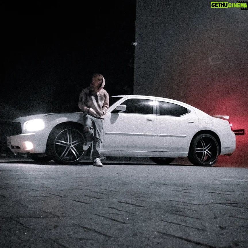 Florian Diedrich - 7.1K Likes - 1 - Fand den Schatten geil... 😏
2 - mein Baby... Fahre ihn ja nicht oft, aber stelle immer wieder fest, wie extrem ich an dem Karren hänge. War mein erstes Auto, das ich mir selbst nach Jahren des Sparens aus Studentenjobs und den ersten Jahren YouTube für damals knapp 14K gekauft habe... bis heute glaube ich, der Typ hat den Preis nur gemacht, weil ich ihn über Wochen so krass genervt habe 😅
3 - Musik hören im Auto. Hittet manchmal einfach anders. Kennt ihr das? Wenn plötzlich gefühlt jeder Song in eurer Lieblings-Playlist ein Sinnbild für euer Leben ist? 🫠
4 - richtiger Alman-Sonntag gewesen, ich sag's euch.
5 - Seilklettern mehr trainieren um auf Berliner Obstacle Run vorbereitet zu sein 💪🏻
6 - Neue PopPunk Single HIDE ist jetzt raus! Hört mal rein, überall, wo es Musik gibt!
7 - Selbstbildnis
8 - Selbstbildnis ganz
9 - Schwarz ausgelaufen... Ging auch nach 15 Minuten schrubben nicht ab... 🙄 Also Vorsicht mit Nachfüllfarben 😂
10 - obligatorisches Spiegel-Selfie muss.
