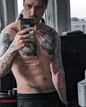Florian Diedrich Instagram - 1 - Progress-Foto für Selbstmotivation! 💪🏻 
2 - Dart Training für die Pub Games droht zu eskalieren 🎯 
3 - Besuch in der Werkstatt 😸 
4 - eins meiner Lieblings-Pieces im aktuellen Drop @i.died.rich 
5 - Eisbar! Fand vor allem die Eisgläser übelst nice ❄️ 
6 - Was die bei "The Fast & The Furious" konnten, kann ich schon lange... 🚗👀 
7 - Versteckter Berliner Hinterhof 🪴
8 - Ein Mann und sein Vanille-Softeis 🍦
9 - Handgearbeitete Silberarmbänder von @khasomari 
10 - Lost Places (Beelitz Heilstätten)