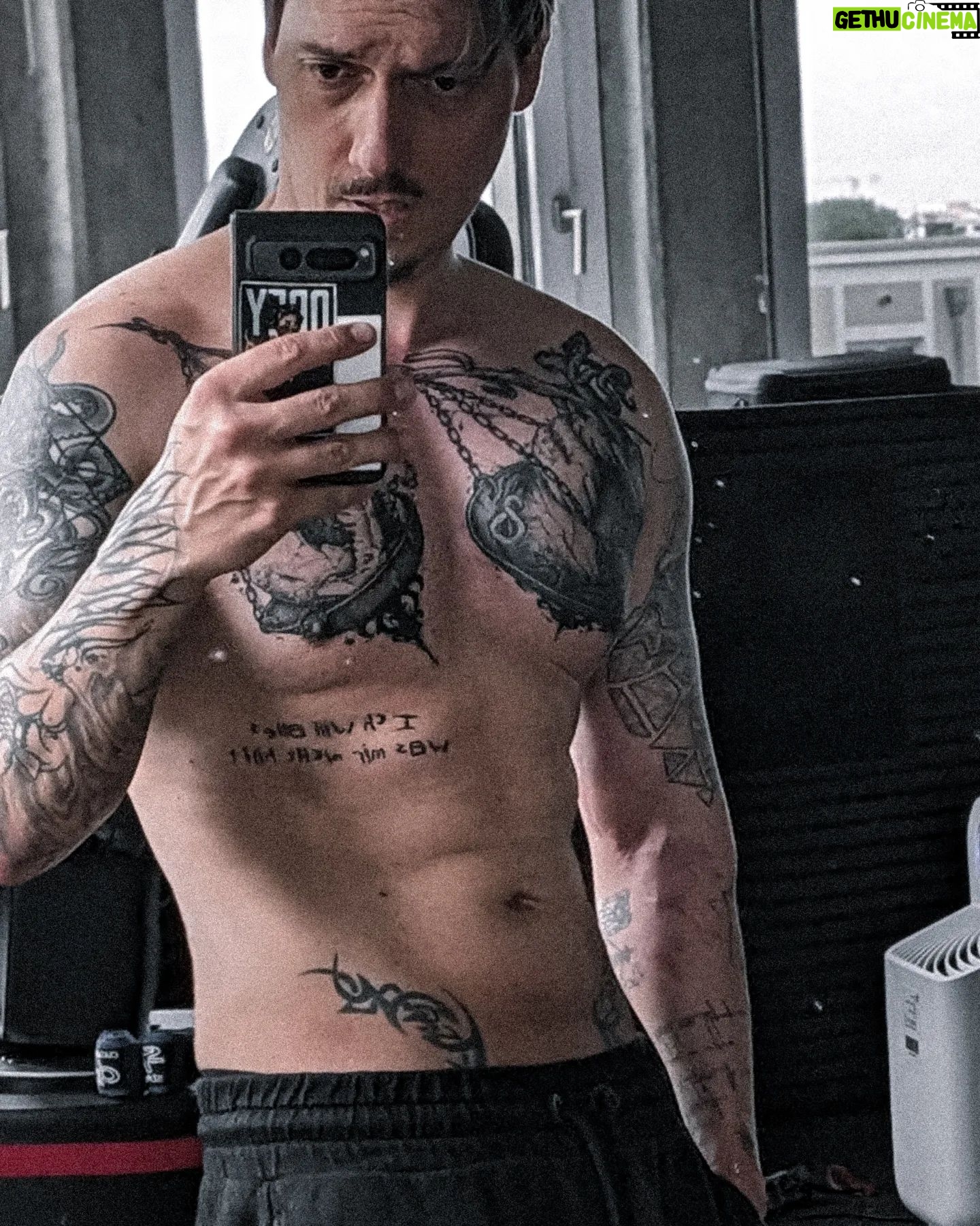Florian Diedrich - 6.6K Likes - 1 - Progress-Foto für Selbstmotivation! 💪🏻
2 - Dart Training für die Pub Games droht zu eskalieren 🎯
3 - Besuch in der Werkstatt 😸
4 - eins meiner Lieblings-Pieces im aktuellen Drop @i.died.rich
5 - Eisbar! Fand vor allem die Eisgläser übelst nice ❄️
6 - Was die bei "The Fast & The Furious" konnten, kann ich schon lange... 🚗👀
7 - Versteckter Berliner Hinterhof 🪴
8 - Ein Mann und sein Vanille-Softeis 🍦
9 - Handgearbeitete Silberarmbänder von @khasomari
10 - Lost Places (Beelitz Heilstätten)