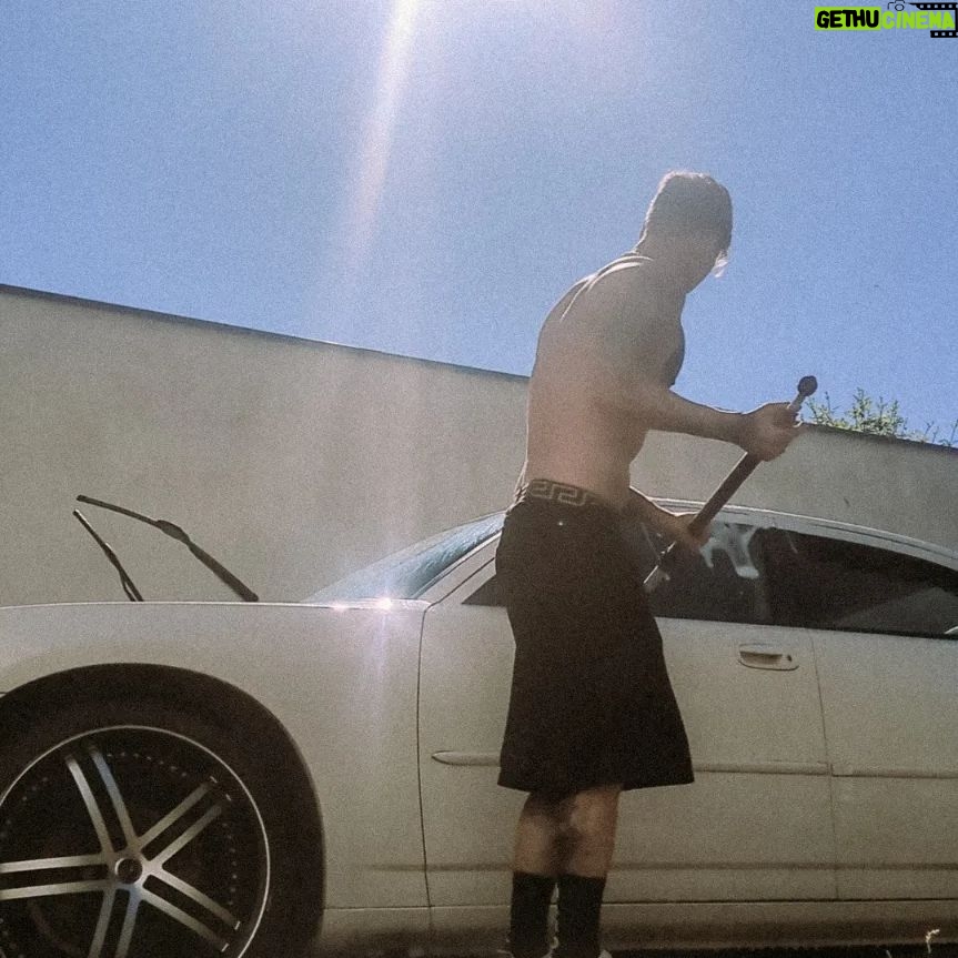 Florian Diedrich - 7.1K Likes - 1 - Fand den Schatten geil... 😏
2 - mein Baby... Fahre ihn ja nicht oft, aber stelle immer wieder fest, wie extrem ich an dem Karren hänge. War mein erstes Auto, das ich mir selbst nach Jahren des Sparens aus Studentenjobs und den ersten Jahren YouTube für damals knapp 14K gekauft habe... bis heute glaube ich, der Typ hat den Preis nur gemacht, weil ich ihn über Wochen so krass genervt habe 😅
3 - Musik hören im Auto. Hittet manchmal einfach anders. Kennt ihr das? Wenn plötzlich gefühlt jeder Song in eurer Lieblings-Playlist ein Sinnbild für euer Leben ist? 🫠
4 - richtiger Alman-Sonntag gewesen, ich sag's euch.
5 - Seilklettern mehr trainieren um auf Berliner Obstacle Run vorbereitet zu sein 💪🏻
6 - Neue PopPunk Single HIDE ist jetzt raus! Hört mal rein, überall, wo es Musik gibt!
7 - Selbstbildnis
8 - Selbstbildnis ganz
9 - Schwarz ausgelaufen... Ging auch nach 15 Minuten schrubben nicht ab... 🙄 Also Vorsicht mit Nachfüllfarben 😂
10 - obligatorisches Spiegel-Selfie muss.