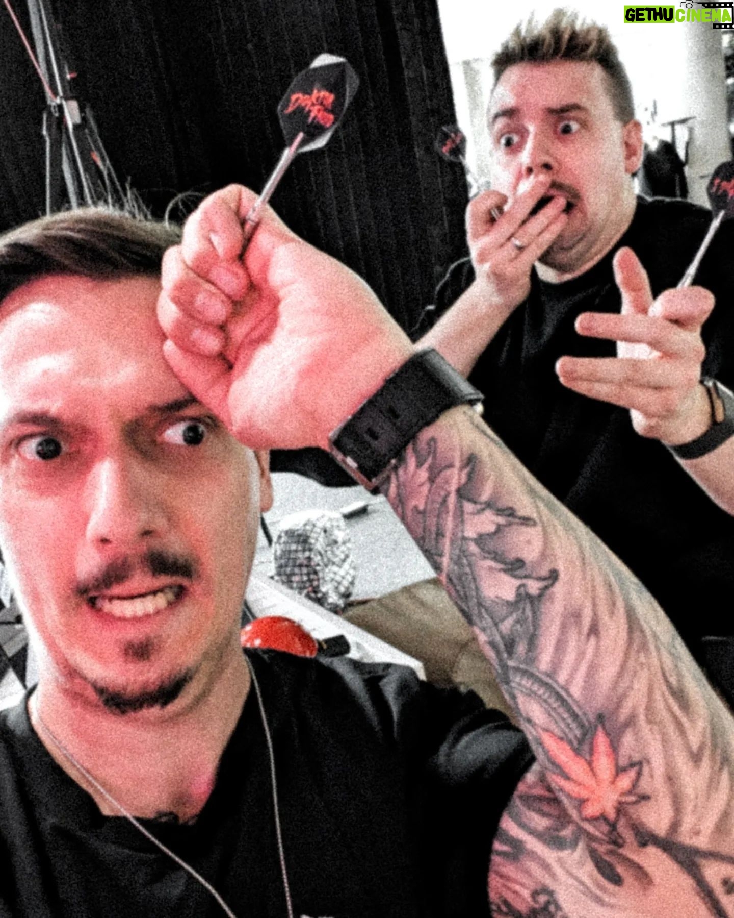 Florian Diedrich - 6.6K Likes - 1 - Progress-Foto für Selbstmotivation! 💪🏻
2 - Dart Training für die Pub Games droht zu eskalieren 🎯
3 - Besuch in der Werkstatt 😸
4 - eins meiner Lieblings-Pieces im aktuellen Drop @i.died.rich
5 - Eisbar! Fand vor allem die Eisgläser übelst nice ❄️
6 - Was die bei "The Fast & The Furious" konnten, kann ich schon lange... 🚗👀
7 - Versteckter Berliner Hinterhof 🪴
8 - Ein Mann und sein Vanille-Softeis 🍦
9 - Handgearbeitete Silberarmbänder von @khasomari
10 - Lost Places (Beelitz Heilstätten)