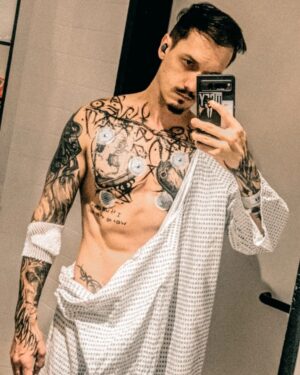 Florian Diedrich Instagram - 1 - Griechischer Philosoph auf Krankenhaus & OP-Drip angelehnt... Is'n Fit, würde ich sagen. 😅😮‍💨 
2 - Never go full Anime Villain... 
3 - Aufnahmen der Deutschen Songs laufen. Album kann sicherlich noch im Juli kommen. Wird ganz geil. 
4 - Work in Progress 
5 - Neues Projekt für IDR... 20% des Gewinns durch Sad People Society Produkte werden immer, jeden Monat an Organisationen zur Suizidprävention gespendet. Nächster @i.died.rich Drop kommt schon sehr bald!!! 
6 - Trick, den ich dieses Jahr unbedingt sicher beherrschen will ist der "Strawberry Milkshake". Finde den wahnsinnig ästhetisch & ich glaub den krieg ich bald sicher hin. 
7 - Hot Summer Drip... 
8 - Zur Entspannung trägt er die Gesichter seiner Opfer... 
9 - Neuer Anzug aus dem @adlershofer_fundus 
10 - Irgendwie sieht einer von uns beiden deutlich entspannter aus als der Andere... Hmmm...