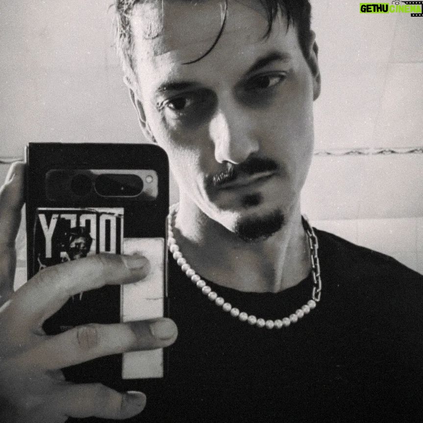 Florian Diedrich - 7.1K Likes - 1 - Fand den Schatten geil... 😏
2 - mein Baby... Fahre ihn ja nicht oft, aber stelle immer wieder fest, wie extrem ich an dem Karren hänge. War mein erstes Auto, das ich mir selbst nach Jahren des Sparens aus Studentenjobs und den ersten Jahren YouTube für damals knapp 14K gekauft habe... bis heute glaube ich, der Typ hat den Preis nur gemacht, weil ich ihn über Wochen so krass genervt habe 😅
3 - Musik hören im Auto. Hittet manchmal einfach anders. Kennt ihr das? Wenn plötzlich gefühlt jeder Song in eurer Lieblings-Playlist ein Sinnbild für euer Leben ist? 🫠
4 - richtiger Alman-Sonntag gewesen, ich sag's euch.
5 - Seilklettern mehr trainieren um auf Berliner Obstacle Run vorbereitet zu sein 💪🏻
6 - Neue PopPunk Single HIDE ist jetzt raus! Hört mal rein, überall, wo es Musik gibt!
7 - Selbstbildnis
8 - Selbstbildnis ganz
9 - Schwarz ausgelaufen... Ging auch nach 15 Minuten schrubben nicht ab... 🙄 Also Vorsicht mit Nachfüllfarben 😂
10 - obligatorisches Spiegel-Selfie muss.