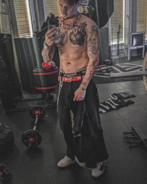 Florian Diedrich Instagram - 1 - IDR Shooting 📸
2 - Aaaaaachtung ‼️
3 - neuen Freund gefunden 🐕
4 - Monty 🐈
5 - IDR Foto nach Bearbeitung
6 - ein @derollikanal im Abendlicht 
7 - obligatorisches Fahrstuhl-Selfie 🤳🏻 
8 - Kann passieren, dass man mit im Büro so begegnet... kein Grund zur Beunruhigung 😂 
9 - Nachtfotografie 🌌
10 - Life is beautiful. 🌚