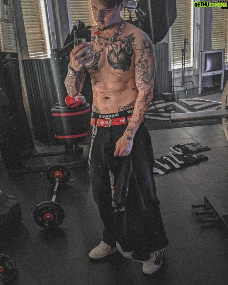 Florian Diedrich - 8K Likes - 1 - IDR Shooting 📸
2 - Aaaaaachtung ‼️
3 - neuen Freund gefunden 🐕
4 - Monty 🐈
5 - IDR Foto nach Bearbeitung
6 - ein @derollikanal im Abendlicht
7 - obligatorisches Fahrstuhl-Selfie 🤳🏻
8 - Kann passieren, dass man mit im Büro so begegnet... kein Grund zur Beunruhigung 😂
9 - Nachtfotografie 🌌
10 - Life is beautiful. 🌚